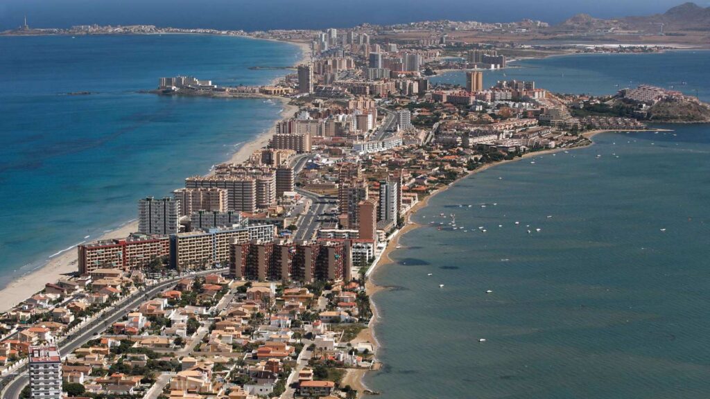 Mar Menor, La Manga on Hispaanias, Vahemere ääres asuv siselaht.