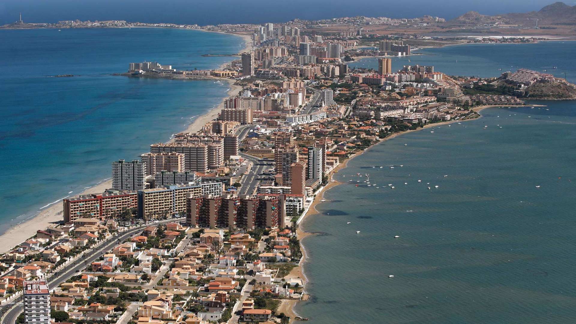 Mar Menor, La Manga on Hispaanias, Vahemere ääres asuv siselaht.