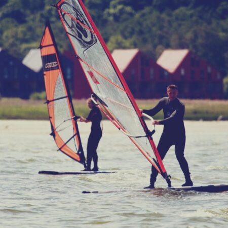 Purjelaua koolitus on Sulle ja su sõbrale, kui te pole varem surfiga tegelenud. Windsurf kursus - Purjelaua algkursus - Purjelaud